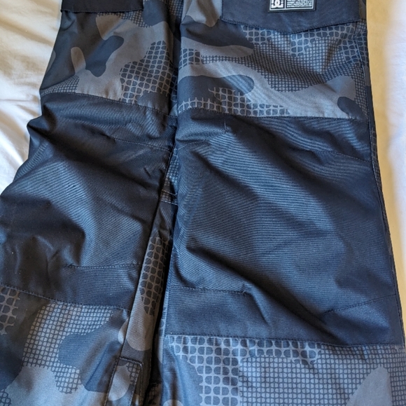 Boys DC Shoes Snow Bibs - Picture 5 of 6